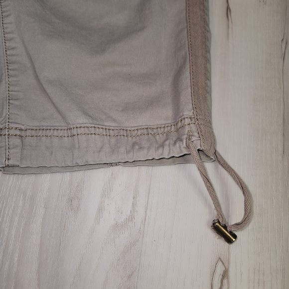 Time and Tru Beige Cargo Capri Pants Womens 12 Stretch Utility Casual Travel - Picture 3 of 10